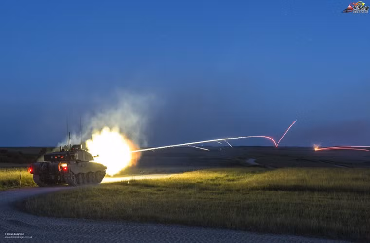 Việc sử dụng lại thiết kế pháo nòng xoắn 120mm trên Challenger 2 giúp Quân đội Anh tiếp tục sử dụng các loại đạn pháo 120mm vốn được Challenger 1 trước đây, bên cạnh đó là các loại đạn xuyên giáp APFSDS.