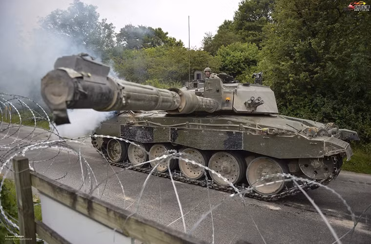 Challenger 1 phục vụ đến năm 2001 thì được Quân đội Anh thay thế bằng những chiếc Challenger 2 với hàng loạt nâng cấp đáng kể nhất là việc trang bị lại pháo chính L30A1 120mm. Bên cạnh đó thiết kế tháp pháo của Challenger 2 cũng được thay đổi so với Challenger 1.