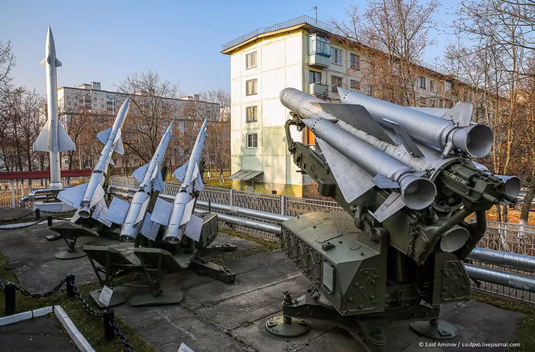 Thành phố Balashikha từng là một trong những căn cứ quân sự lớn nhất của Quân đội Liên Xô trước đây. Đây từng là nơi đóng trụ sở chính của quân đoàn số 1 thuộc lực lượng phòng không Liên Xô. Vì vậy cũng khá dễ hiểu tại sao tại Balashikha lại có một bảo tàng quân sự dành cho lực lượng phòng không Nga.