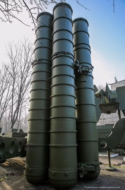 S-300 là một trong những tổ hợp phòng không thành công nhất của Liên Xô trong giai đoạn cuối của Chiến tranh Lạnh, cũng như Nga sau này trên thị trường xuất khẩu vũ khí thế giới.