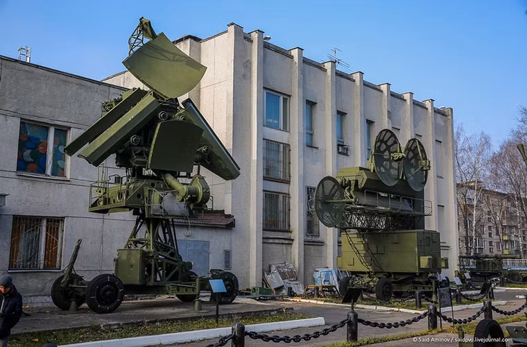 Trong ảnh là hệ thống radar SNR-125 của S-125 và Fan Song của S-75.