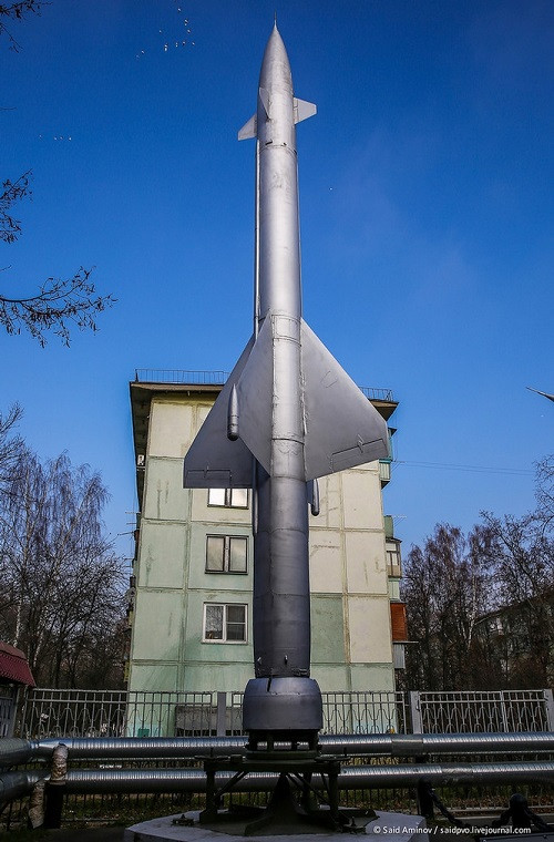 Bảo tàng Balashikha là nơi trưng bày hầu hết các dòng tên lửa phòng không nổi tiếng nhất của Liên Xô như S-75 Dvina, S-125 Neva/Pechora, S-200 Angara và đỉnh cao nhất là S-300. Trong ảnh là tên lửa phòng không S-25 Berkut - "rồng lửa" đầu tiên của phòng không Liên Xô.