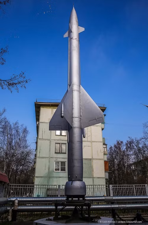 Bảo tàng Balashikha là nơi trưng bày hầu hết các dòng tên lửa phòng không nổi tiếng nhất của Liên Xô như S-75 Dvina, S-125 Neva/Pechora, S-200 Angara và đỉnh cao nhất là S-300. Trong ảnh là tên lửa phòng không S-25 Berkut - "rồng lửa" đầu tiên của phòng không Liên Xô.