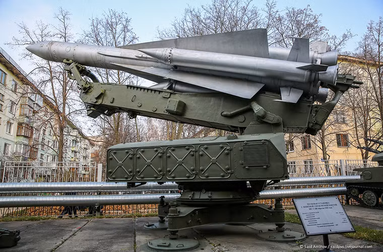 Bệ phóng và đạn tổ hợp tên lửa phòng không tầm xa S-200.