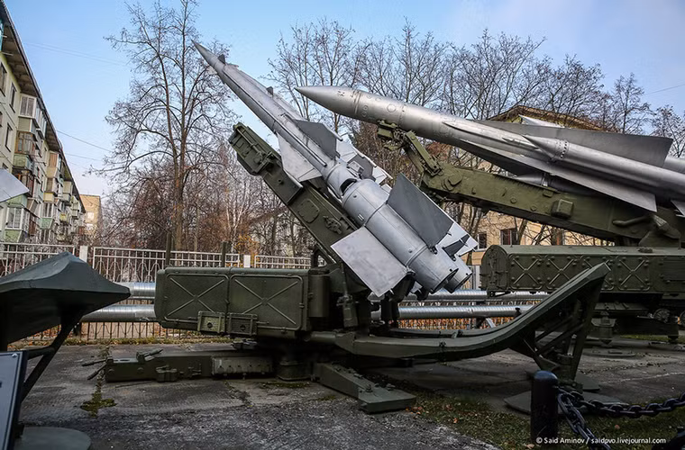 Cận cảnh bệ phóng của tổ hợp tên lửa phòng không S-125 Neva, được biết hiện tại trên thế giới vẫn còn khá nhiều quốc gia sử dụng các biến thể nâng cấp của tổ hợp phòng không này trong đó có Việt Nam.