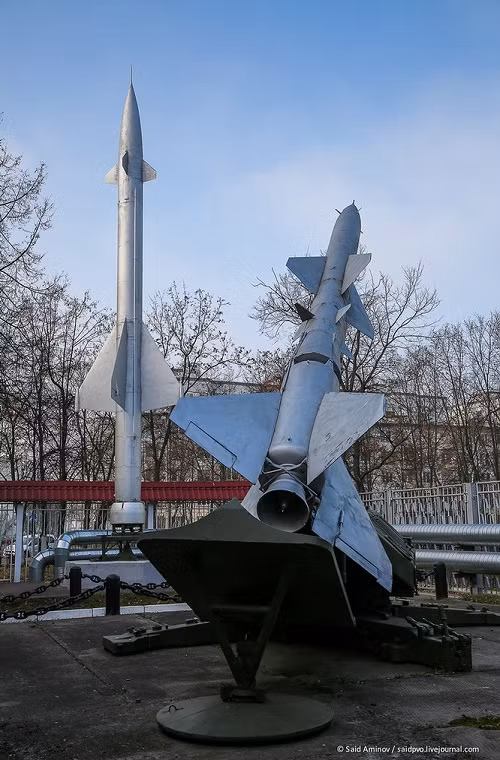 Tổ hợp tên lửa phòng không S-75 có tầm bắn hiệu quả từ 7-45km và có thể bắn hạ mục tiêu ở độ cao lên tới 25.000m.