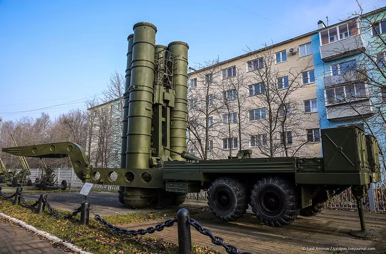 Tổ hợp phòng S-300 cũng là một trong ít những tổ hợp phòng không được Liên Xô phát triển thành nhiều biến thể khác nhau trong đó có cả biến thể tên lửa phòng không trên hạm.