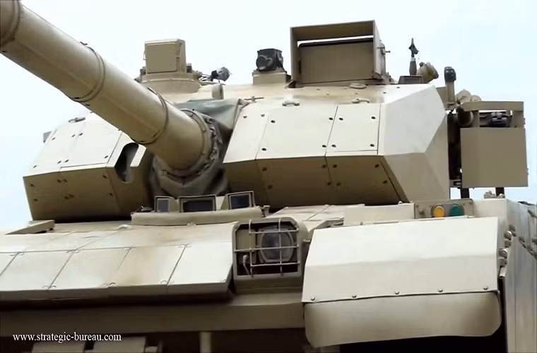 MBT-3000 cũng được tích hợp sẵn hệ thống giáp bảo vệ phản ứng nổ hỗn hợp trên tháp pháo và phía trước mũi xe, cùng với đó là hệ thống cảnh báo tên lửa chống tăng dẫn đường bằng laser. Mẫu xe tăng này cũng được thiết kế để chống lại các loại vũ khí hủy diệt hàng loạt NBC.