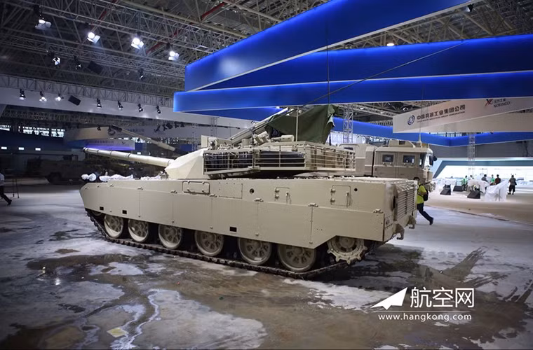 Mẫu xe tăng này có trọng lượng 54 tấn, kíp chiến đấu chỉ có 3 người. Nó được trang bị động cơ diesel turbo tăng áp có công suất 1.300 mã lực với tốc độ di chuyển tối đa là 68km/h.