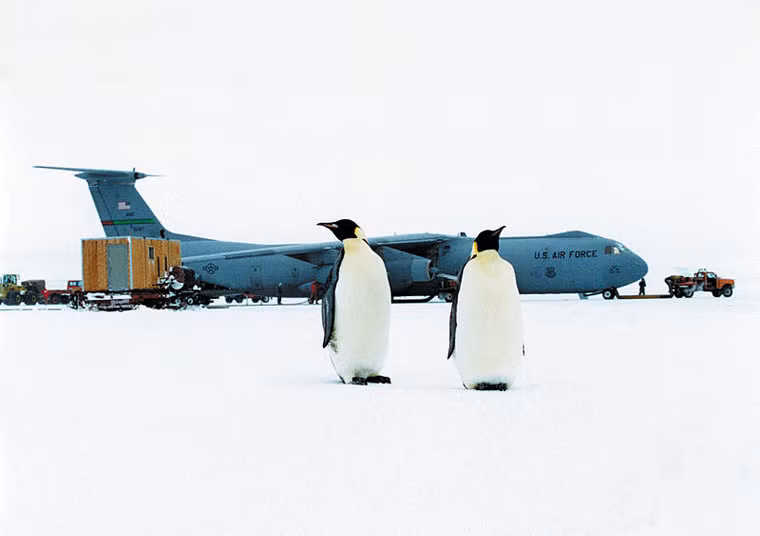 C-141 có thể chở theo một tên lửa đạn đạo liên lục địa Minuteman trong khoang hàng hóa. Phi cơ này có khả năng mang tải trọng hàng hóa tối đa khoảng 42 tấn. C-141 từng hoạt động trong Chiến tranh Việt Nam và chiến dịch Bão táp sa mạc. Khoảng 284 chiếc đã được sản xuất.