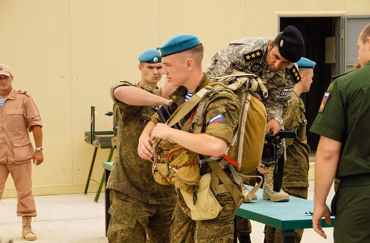 Một lính dù Nga làm mẫu cho các đồng nghiệp Iran, còn phía Iran cũng không quên quay phim lại buổi huấn luyện.