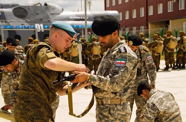 Binh sĩ Nga hướng dẫn cho một sĩ quan Iran các cơ chế của khẩu Ak-74M.