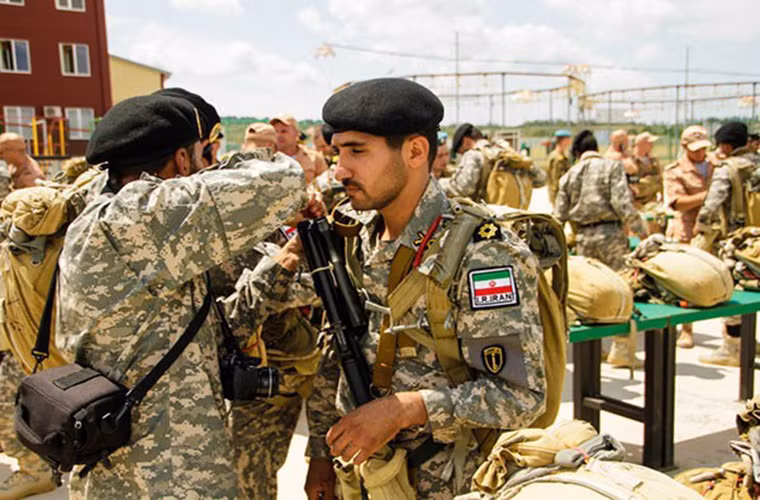 Theo quy định của cuộc thi, mỗi đội đều có quyền tự do sử dụng mẫu dù và trang bị tiêu chuẩn của riêng mình, nếu không sẽ phải sử dụng các trang thiết bị tiêu chuẩn do nước chủ nhà là Nga cung cấp và các trang bị này cũng được đại diện của Nga sử dụng.