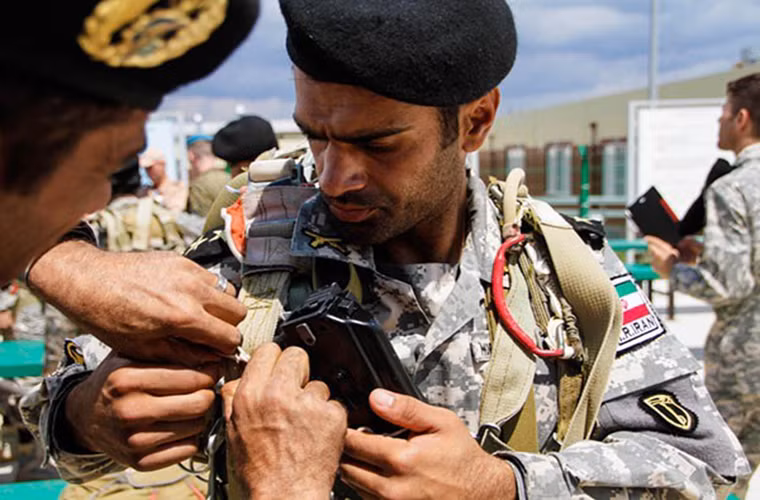 Trong khi Iran và một số quốc gia sử dụng mẫu dù mới D-10 của Nga thì các quốc gia khác như Kazakhstan và Belarus lại sử dụng mẫu dù cũ D-6, còn Trung Quốc là mẫu dù Sanbin-9 do nước này tự phát triển.