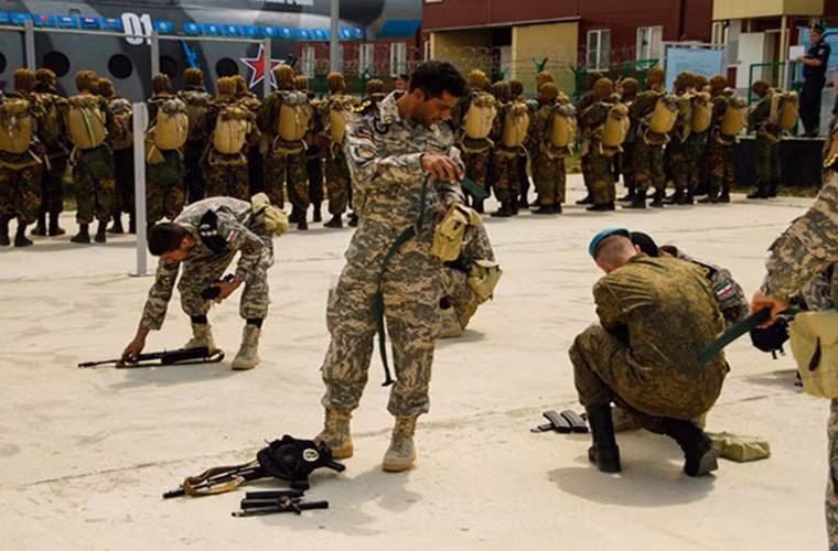 Để đảm bảo an toàn mội đội thi cũng sẽ có hai huấn luyện viên của Nga đi kèm trong suốt quá trình diễn ra phần thi “Trung đội dù”.