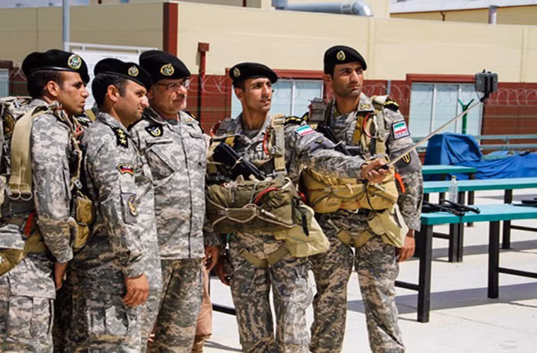 Khoảng khắc “Selfie” của các sĩ quan Iran trong huấn luyện.