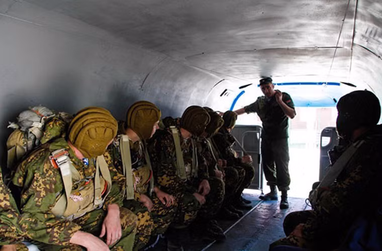 Trong ảnh là một đơn vị lính dù Nga tham gia huấn luyện tiếp đất cùng với các binh sĩ Iran.