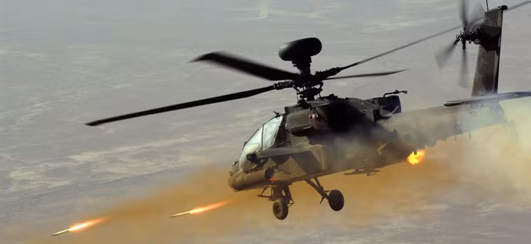 Trực thăng AH-64 của quân đội Anh phóng rocket vào vị trí phiến quân ở Afghanistan năm 2007.