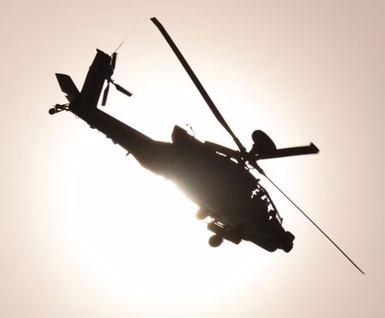 Apache bay ngang qua mặt trời tại trung tâm đào tạo Grafenwoehr, Đức. Có thể nói AH-64 là một tuyệt tác công nghệ của tập đoàn Boeing mà đến nay chưa có ứng viên nào đủ khả năng thay thế.