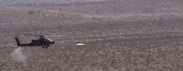 AH-64 có thể mang theo tới 16 tên lửa Hellfire. Trong cuộc xâm lược Iraq năm 2003, Apache đã tiễn hàng trăm xe tăng của quân đội Iraq thành đống sắt vụn.