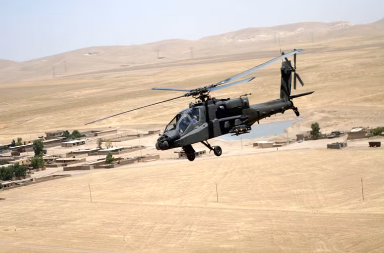 Một chiếc trực thăng tấn công AH-64 Apache của Quân đội Mỹ bay trên thành phố Mosul, Iraq trước khi thành phố này rơi vào tay Nhà nước Hồi giáo tự xưng IS vào năm 2014.