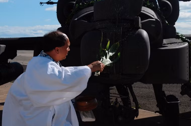 Trong ảnh là lễ ban phước cho chiếc AH-64 Apache của Không quân Mỹ tại Hawaii trước khi nó tham gia cuộc tập trận hải quân thường niên Vành đai Thái Bình Dương do Mỹ đứng đầu.