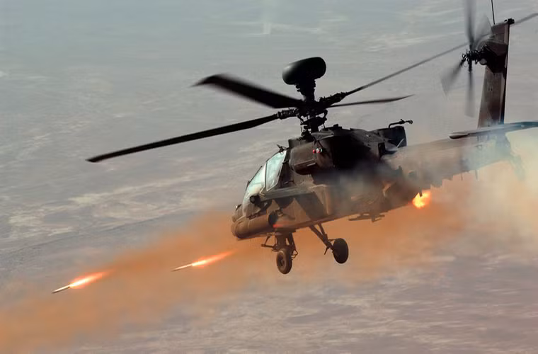 Hình ảnh chiếc AH-64 Apache của Không quân Hoàng gia Anh tấn công các mục tiêu tình nghi thuộc về phiến quân Taliban tại Afghanistan trong năm 2007.