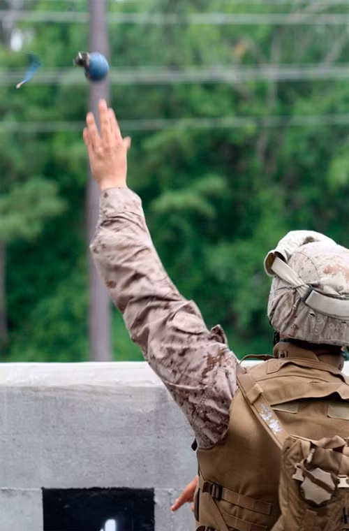 Một điểm đặc biệt khác của ET-MP chính là việc nó có thể được ném bởi người sử dụng thuận cả hai tay, điều này sẽ tạo nên sự khác biệt đối với các binh sĩ thuận tay trái.