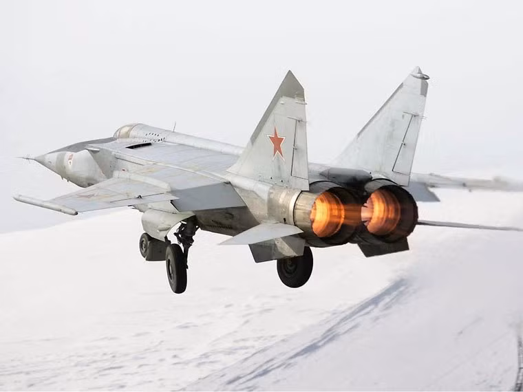  Mikoyan-Gurevich MiG-25 Foxbat là máy bay đánh chặn tốc độ cao do Liên Xô chế tạo. Máy bay thực hiện chuyến bay đầu tiên vào ngày 6/3/1964. Năm 1971, một chiếc MiG-25 của Liên Xô triển khai tại Ai Cập đã bay với tốc độ Mach 3,2 (3.492 km/h), tuy nhiên sau đó máy bay đã bị hỏng động cơ do quá nóng. Các phi công lái MiG-25 được khuyến cáo không vượt quá tốc độ Mach 2,83 (3.089 km/h) để bảo vệ động cơ.