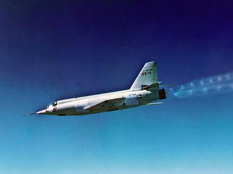  Bell X-2 Starbuster là mẫu thử nghiệm máy bay động cơ tên lửa. Nó thực hiện chuyến bay đầu tiên vào ngày 18/9/1955. Ngày 27/9/1956, phi công thử nghiệm Milburn G. Apt lái chiếc X-2 đạt đến tốc độ 3.369 km/h, tuy nhiên máy bay đã gặp trục trặc khiến phi công tử nạn. Ông là người đầu tiên vượt qua tốc độ Mach 3.