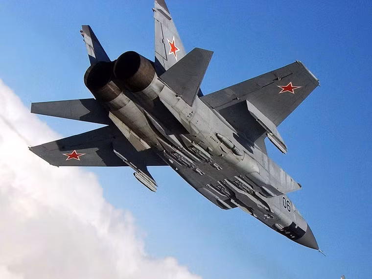  Mikoyan MiG-31 Foxhound là tiêm kích đánh chặn tốc độ cao thực hiện chuyến bay đầu tiên vào ngày 16/9/1975. Ngày 31/8/1977, phi công thử nghiệm Alexandr Fedotov thiết lập độ cao kỷ lục 37,6 km. MiG-31 đạt tốc độ tối đa 3.000 km/h. Hiện tại, MiG-31 là một trong những máy bay quân sự nhanh nhất thế giới, Không quân Nga dự kiến duy trì hoạt động máy bay này đến năm 2030.