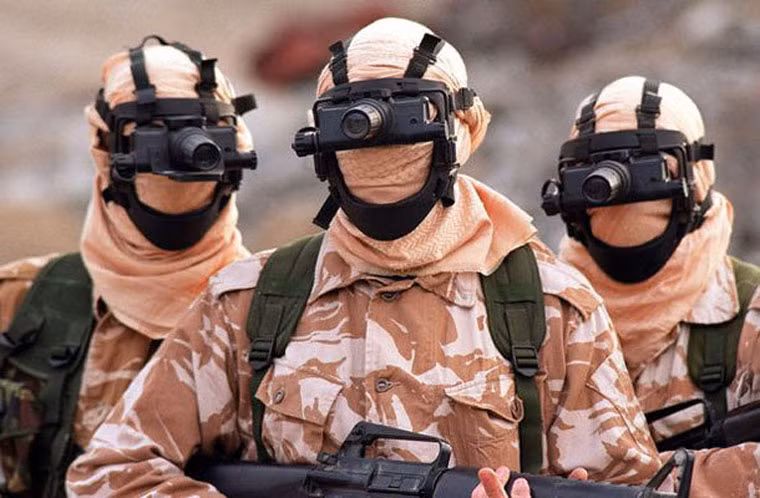 SAS được trang bị các loại vũ khí và thiết bị hỗ trợ hiện đại như: Súng trường M16, HK-417, M4A1, súng bắn tỉa siêu chính xác L115, L96, AW50, tiểu liên MP-5, MP-7 và nhiều vũ khí khác.