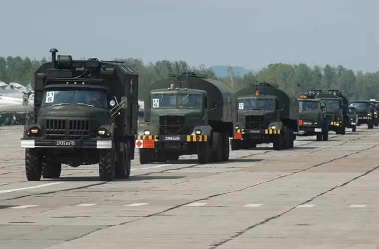 Trong ảnh là một đoàn xe quân sự thuộc căn cứ không quân ở vùng Viễn Đông Nga được lệnh di tản trong đợt tập trận vào năm 2007.