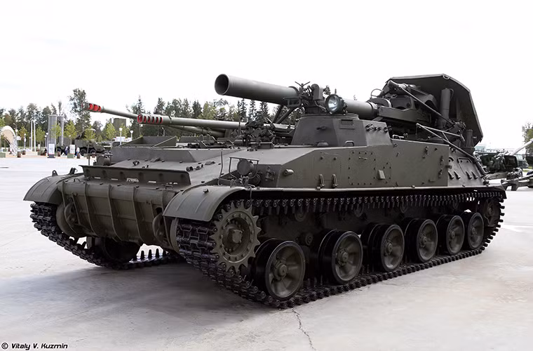 Trang ảnh quân sự Vitaly Kuzmin vừa tiếp tục giới thiệu tới độc giả phóng sự về dàn tổ hợp pháo tự hành Liên Xô được trưng bày tại công viên giải trí quân sự “Người Ái Quốc”. Trong ảnh là tổ hợp cối tự hành 2S4 Tyulpan cỡ nòng 240mm do Liên Xô chế tạo có khả năng triển khai cả vũ khí hạt nhân chiến thuật.