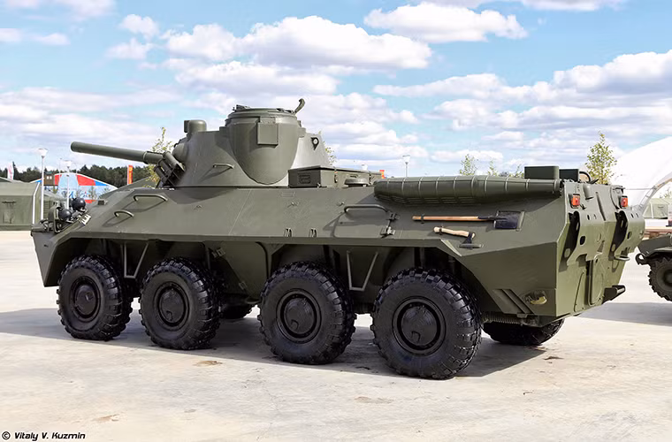 Tổ hợp pháo cối tự hành 2S23 Nona-SVK có trọng lượng khoảng 14.5 tấn với kíp chiến đấu gồm 4 người, tầm bắn tối đa của 2S23 Nona-SVK có thể đạt gần 13km với đạn tăng tầm và nó có thể bắn được nhiều loại đạn pháo hoặc đạn cối 120mm trong đó có đạn cối dẫn đường bằng laser với tỷ lệ chính xác lên đến 90%.