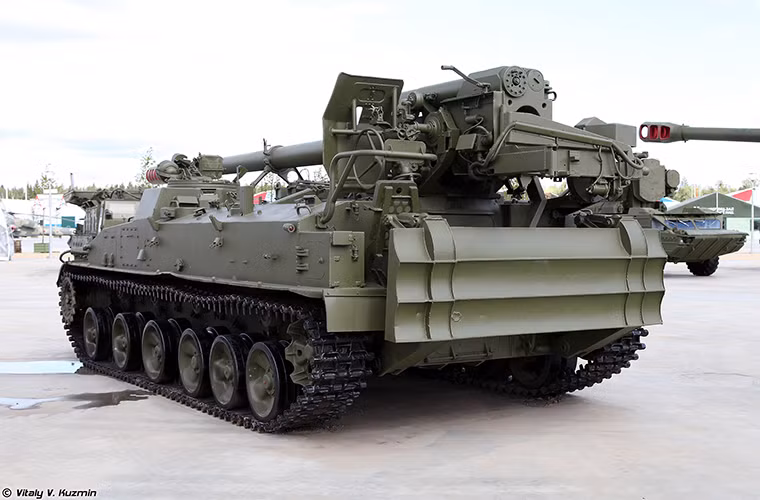 Quá trình sản xuất 2S5 Giatsint-S được Liên Xô bắt đầu từ năm 1976 và nó là biến thể cơ giới hóa của mẫu lựu pháo 2A36 Giatsint-B 152mm kết hợp khung gầm GMZ. Đến tận năm 1978 những tổ hợp pháo tự hành 2S5 Giatsint-S đầu tiên mới được Quân đội Liên Xô đưa vào trang bị.