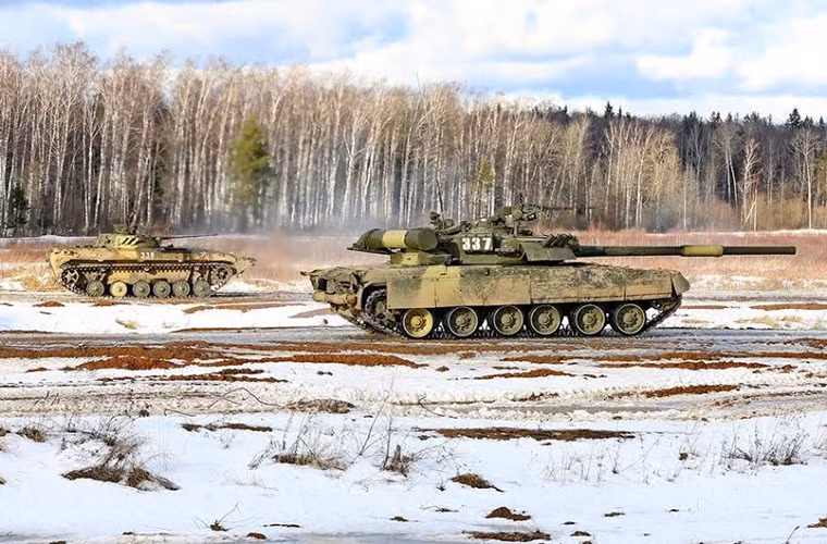 Hình ảnh xe tăng chiến đấu chủ lực T-80U và xe chiến đấu bộ binh BMP-2 tiến hành diễn tập chiến thuật bắn đạn thật với mục tiêu giả định.