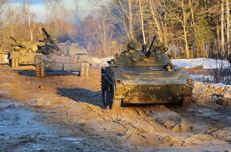 Trong ảnh là xe chiến đấu bộ binh BMP-2 thuộc sư đoàn Kantemirovskaya dẫn đầu đoàn tăng thiết giáp tham gia huấn luyện diễn tập chiến thuật vào đầu tháng 2, và đây là một phần trong chương trình huấn luyện thường niên vào đầu năm nay của Quân đội Nga.