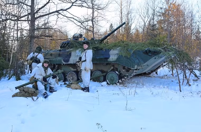 Trong ảnh là kíp chiến đấu của BMP-1 với trang bị cơ bản dành cho một đơn vị bộ binh trong đó có cả tổ hợp lửa phòng không vác vai 9K38 Igla.