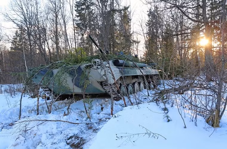 Xe chiến đấu bộ binh BMP-1 thuộc sư đoàn Kantemirovskaya được ngụy trang cẩn thận trong đợt diễn tập phòng thủ chiến thuật.