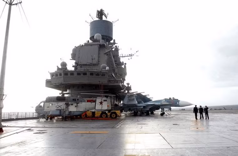 Tàu sân bay Đô đốc Kuznetsov có lượng giãn nước tiêu chuẩn 43.000 tấn, lớn nhất là 61.390 tấn, dài 305m, rộng 72m, mớn nước 10m, thủy thủ đoàn 1.690 người. Tuy nhiên tàu sân bay này lại không hoạt động bằng năng lượng hạt nhân mà thay vào đó là tám nồi hơi turbo tăng áp, 4 trục với công suất 200.000 mã lực.