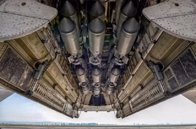 Trong ảnh là khoang chứa bom của Tu-22M3 với các quả bom thông dụng FAB-250, nó có thể mang theo tới 69 quả bom loại này.