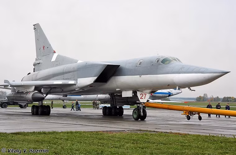 Những chiếc Tu-22M3 được biên chế cho Hải quân Nga còn được mệnh danh là “sát thủ tàu sân bay” với kho vũ khí chống hạm mà nó có thể mang theo điển hình như tên lửa chống hạm Kh-22 với tầm bắn lên đến 600km và có thể mang theo một đầu đạn nặng 1 tấn.