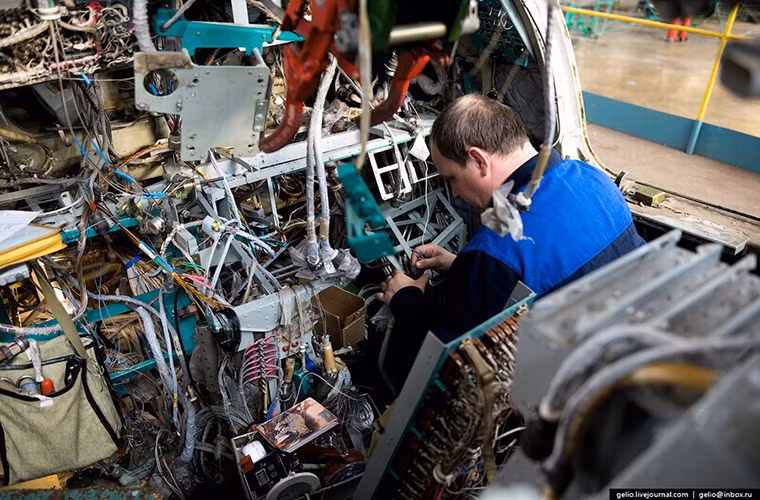 Sau khi Liên Xô sụp đổ, cơ hội Trung Quốc sở hữu máy bay ném bom Tu-22M quay lại trở lại, khi vào năm 1992 Tupolev nơi sản xuất T-22M bắt đầu lên kế hoạch xuất khẩu dòng máy bay ném bom chiến lược này. Nhưng phải hơn 20 năm sau đó, vào năm 2013 Trung Quốc mới chính thức tiếp cận được Tu-22M, trong khi đó Không quân Nga đã bắt đầu chuyển sang biến thể Tu-22M3. Trong ảnh là một công nhân trong dây chuyền nâng cấp Tu-22M cho Không quân Nga.