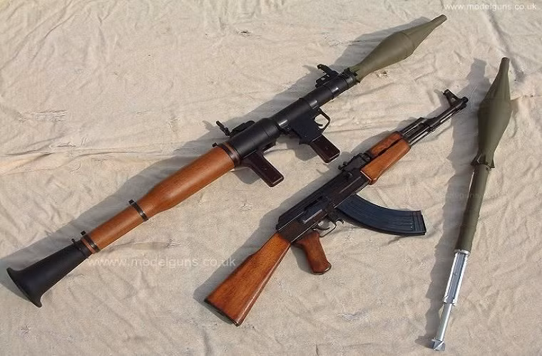 Và không chỉ riêng trong Quân đội Nga, mà quân đội nhiều nước trên thế giới vẫn đang tiếp tục sử dụng RPG-7 với quy mô ngày càng phổ biến hơn trước đến mức người ta so sánh loại súng phóng lựu chống tăng này với huyền thoại súng trường tấn công Ak-47 cũng do Liên Xô chế tạo. Và đi đôi với đó là việc thứ vũ khí chết người này đang dần xuất hiện nhiều hơn trong cả các tổ chức tội phạm xuyên quốc gia.