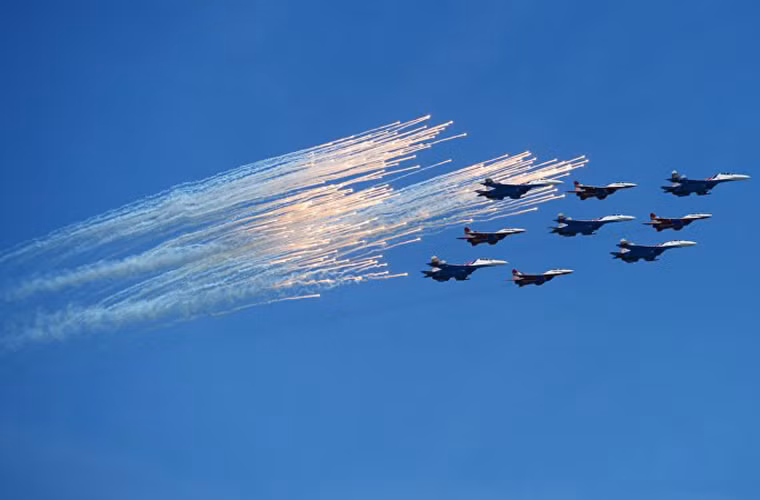 Màn trình diễn của hai phi đội máy bay biểu diễn “Hiệp sĩ Nga” và “Chim yến” với những chiếc Su-27 và MiG-29. Nguồn ảnh: Sputnik