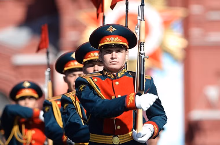 Theo Sputnik, đúng 10 giờ sáng theo giờ Moscow tức 14 giờ chiều theo giờ Hà Nội lễ duyệt binh mừng Ngày Chiến thắng phát xít và kỷ niệm 71 năm kết thúc Chiến tranh Thế giới thứ II đã chính thức diễn ra trên Quảng trường Đỏ. Nguồn ảnh: Sputnik