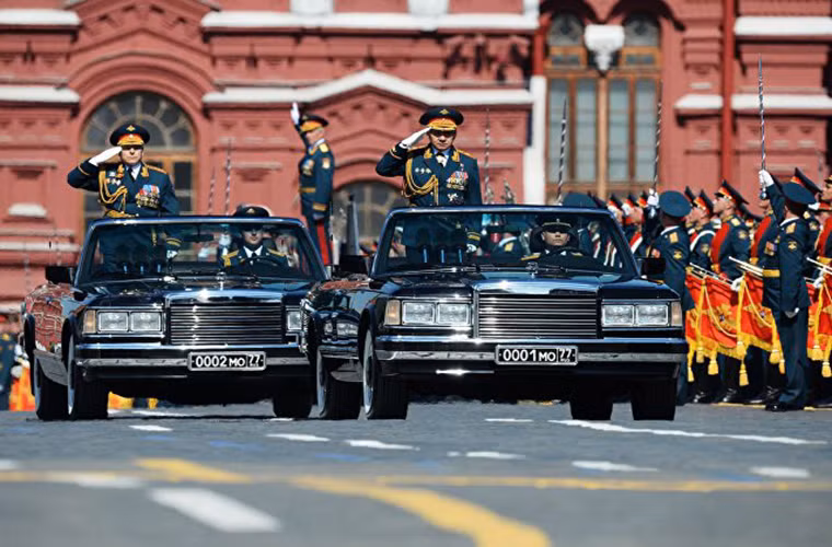 Chỉ ít phút sau đó quốc kỳ Nga cùng lá cờ chiến thắng của Trung đoàn 154 Preobrazhensky huyền thoại được đội tiêu binh danh dự rước qua Quảng trường Đỏ. Trong ảnh là Bộ trưởng Quốc phòng Nga Sergei Shoigu cùng Tư lệnh Lục quân Nga Thượng tướng Oleg Salyukov duyệt đội hình các binh chủng tham gia duyệt binh. Nguồn ảnh: Sputnik