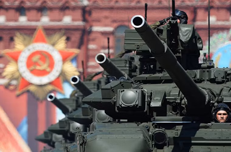 Đội hình xe tăng chiến đấu chủ lực T-90A và T-14 Armata tiến vào Quảng trường Đỏ đi ngay sau chúng là các tổ hợp pháo tự hành Msta-S và Koalitsiya-SV. Nguồn ảnh: Sputnik