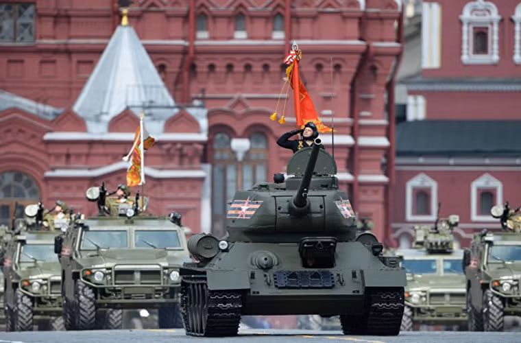 Dẫn đầu khối duyệt binh cơ giới là chiếc xe tăng T-34 huyền thoại một trong những vũ khí giúp Hồng quân Liên Xô đánh bại phát xít Đức, đi theo sau nó là đội hình xe bọc thép Tigr. Nguồn ảnh: Sputnik